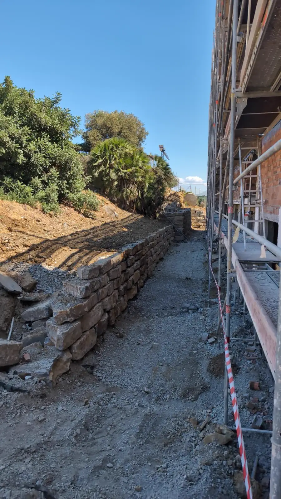 Muro de piedra terminado a lo largo del corredor de la obra
