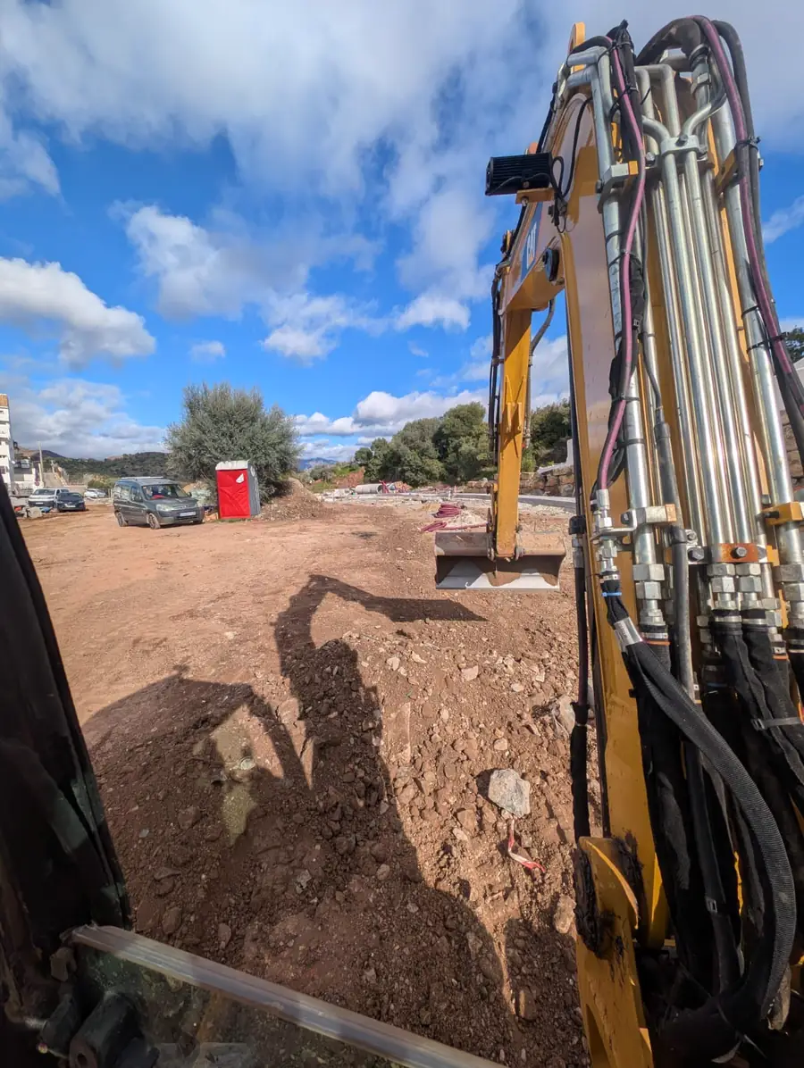 Parcela desbrozada con la máquina trabajando